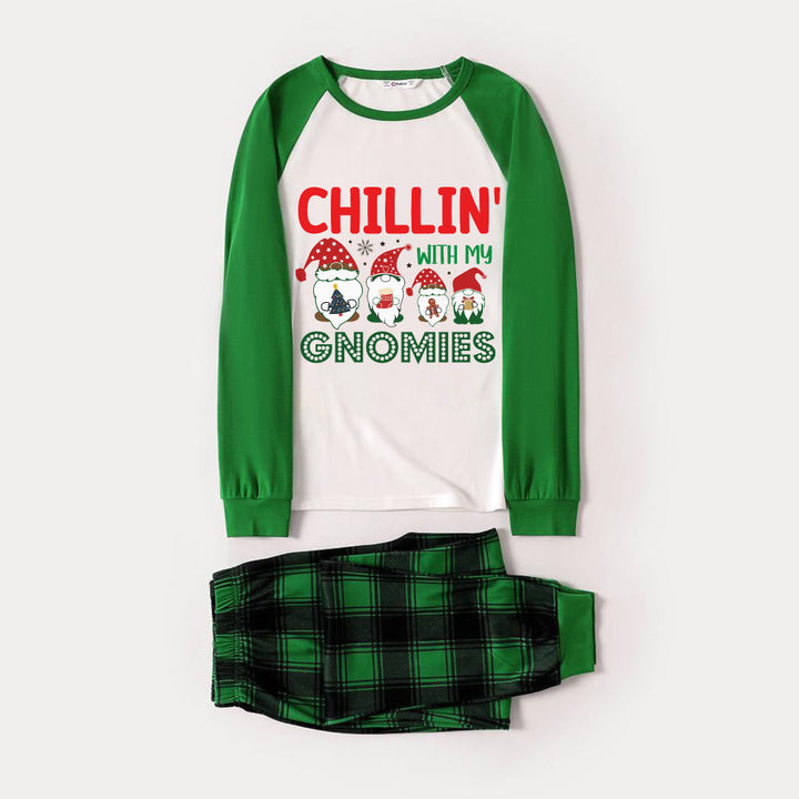 Mirla | Grön Raglanöverkropp Grönt Rutmönster Julpyjamas-Set med Jul-Tomtar och Chillin' With My Gnomies Tryck-Eva Jonsson