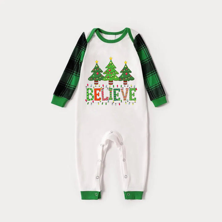 Mirla | Grönt Raglan-Top Grönt Rutmönster Jul-Pyjamaset med Tro och Julgran-Tryck-Eva Jonsson