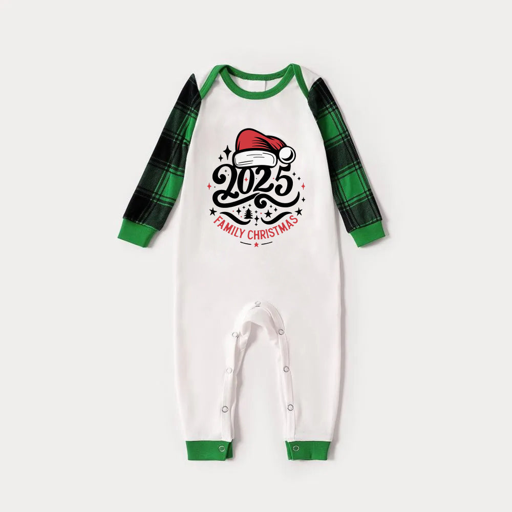 Mirla | Grönt Raglan-Topp Grönt Rutmönster Jul-Pyjama-Set med “2025 Familjen Jul” och Tomteluva-Tryck-Eva Jonsson