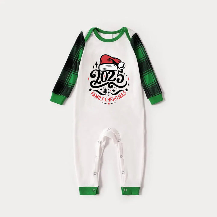 Mirla | Grönt Raglan-Topp Grönt Rutmönster Jul-Pyjama-Set med “2025 Familjen Jul” och Tomteluva-Tryck-Eva Jonsson