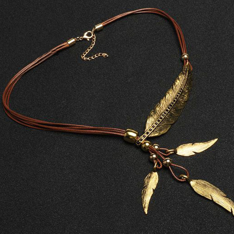 Mirla | Guldig fjäderhalsband i bohostil-Eva Jonsson