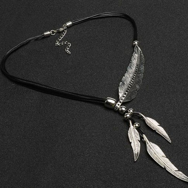 Mirla | Guldig fjäderhalsband i bohostil-Eva Jonsson
