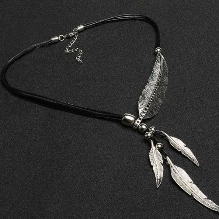 Mirla | Guldig fjäderhalsband i bohostil-Eva Jonsson
