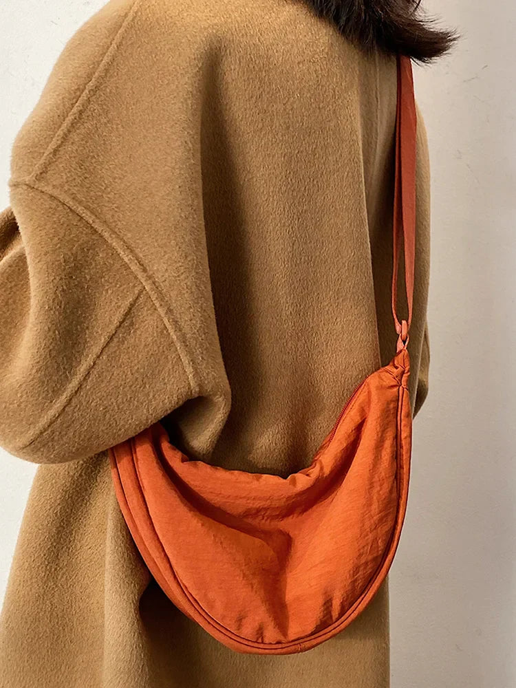 Mirla | Haze Bag️ | Den fashionabla dumplingsväskan för en stilfull outfit-Eva Jonsson
