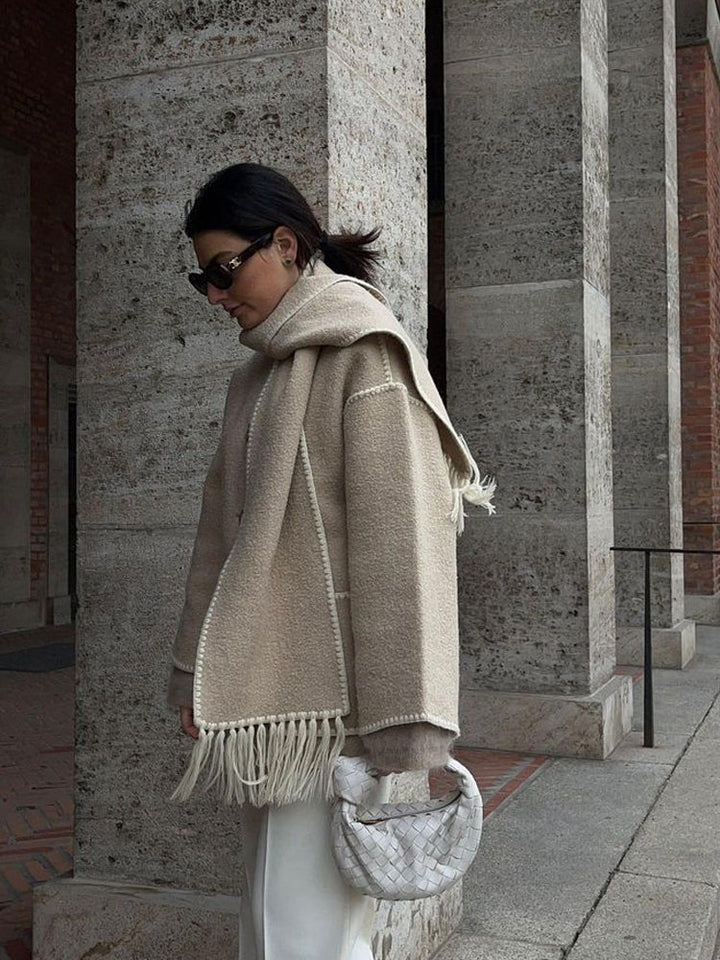 Mirla | Jacka - Överdimensionerad Kappa med Halsduk och Fransprydnader för En Elegant Stil-Eva Jonsson