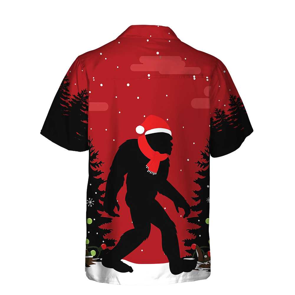 Mirla | Jul-Bigfoot I Skogen Hawaiian Shirt Roligt Jul-Bigfoot-Shirt För Män-Eva Jonsson