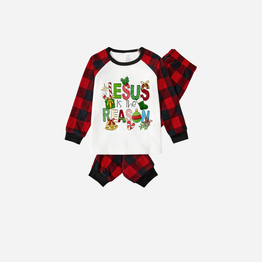 Mirla | Jul Cartoon Familj Jul Pyjamas Set - Vit Topp med Röda Rutiga Ärmar och Röda Rutiga Byxor och „Jesus Är Anledningen“ Design-Eva Jonsson