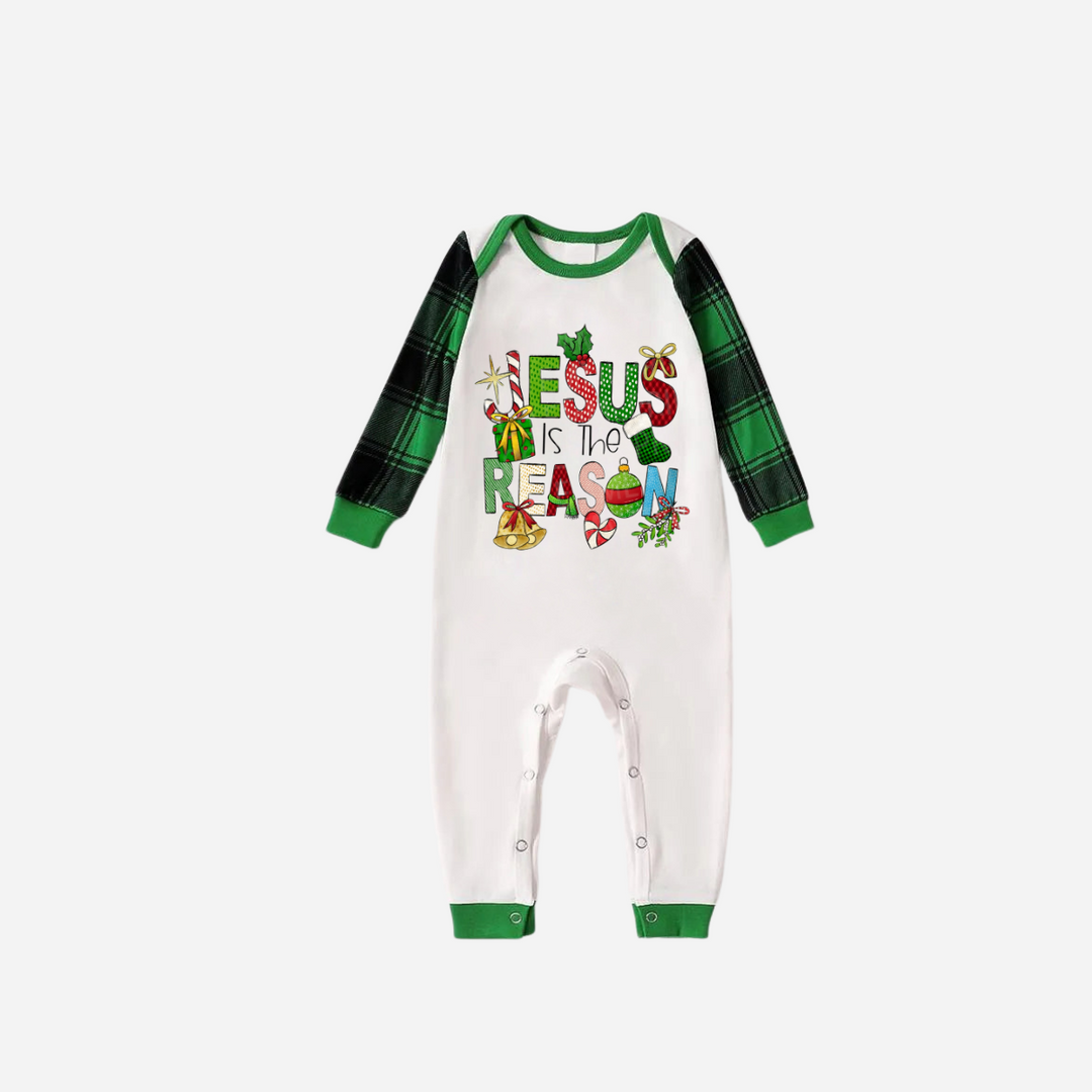 Mirla | Jul-Cartoon-Familj-Julpyjamas-Set - Vitt Överdel med Gröna Ärmar och Gröna Rutiga Byxor Samt “Jesus Är Grunden”-Design-Eva Jonsson
