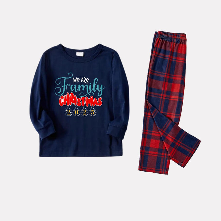 Mirla | Jul Familj Matchande Pyjamas - Navy & Röd Rutiga Pjs Set med Vi Är En Familj Julen 2025 Tryck-Eva Jonsson