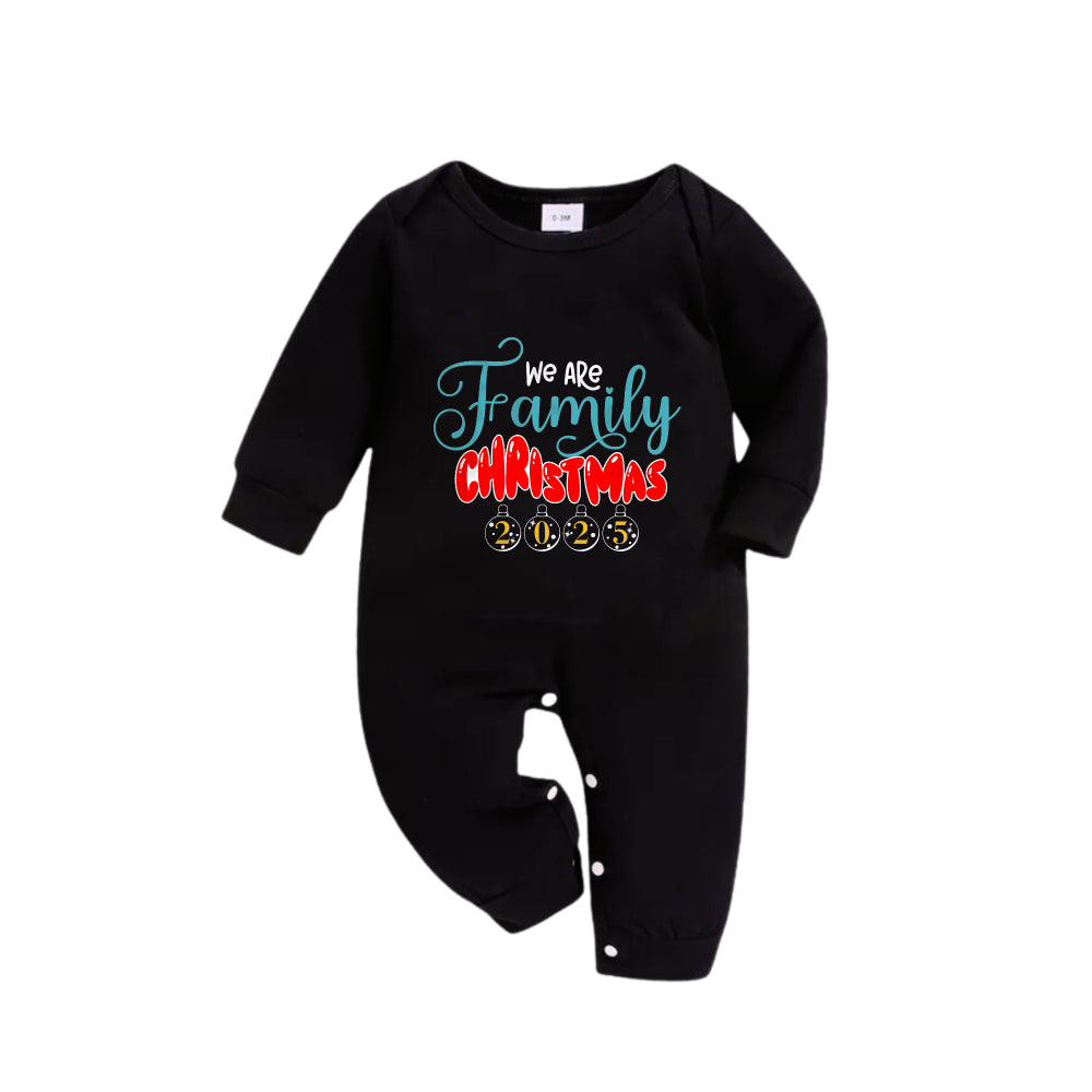 Mirla | Jul Familj Matchande Pyjamas - Svart Överdel och Gröna Rutiga Byxor Pjs Set med Vi Är Familj Jul 2025 Tryck-Eva Jonsson