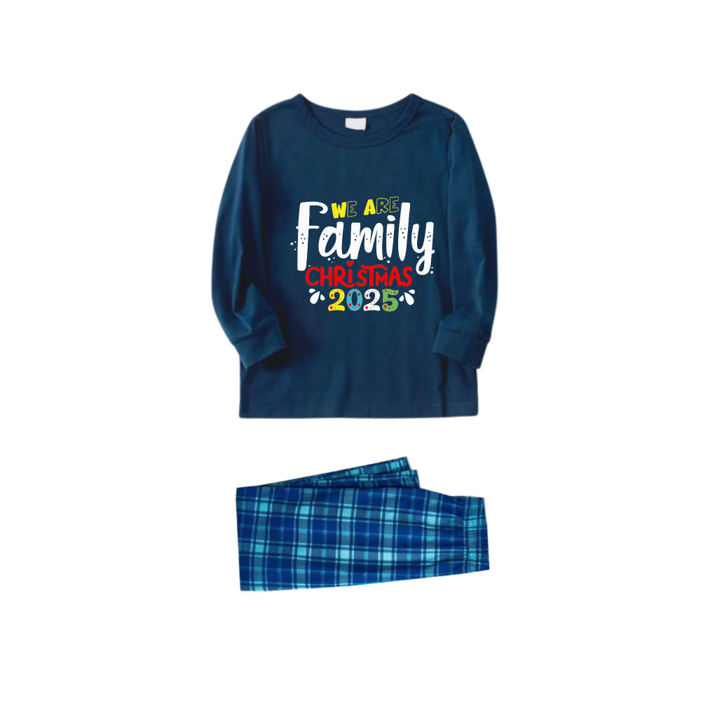 Mirla | Jul Familj Matching Pyjamas - Marinblå & Ljusblå Rutigt Pyjamas Set med Vi Är Familj Jul 2025 Konstnärlig Typsnitt Tryck-Eva Jonsson