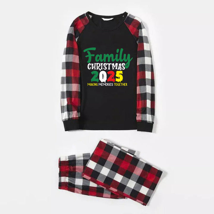 Mirla | Jul Familje Matchande Pyjamas - Röda och Grå Rutiga Pjs med Färggrafik Familjejul 2025-Eva Jonsson