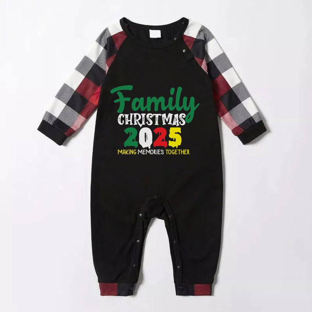 Mirla | Jul Familje Matchande Pyjamas - Röda och Grå Rutiga Pjs med Färggrafik Familjejul 2025-Eva Jonsson