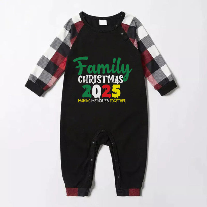 Mirla | Jul Familje Matchande Pyjamas - Röda och Grå Rutiga Pjs med Färggrafik Familjejul 2025-Eva Jonsson