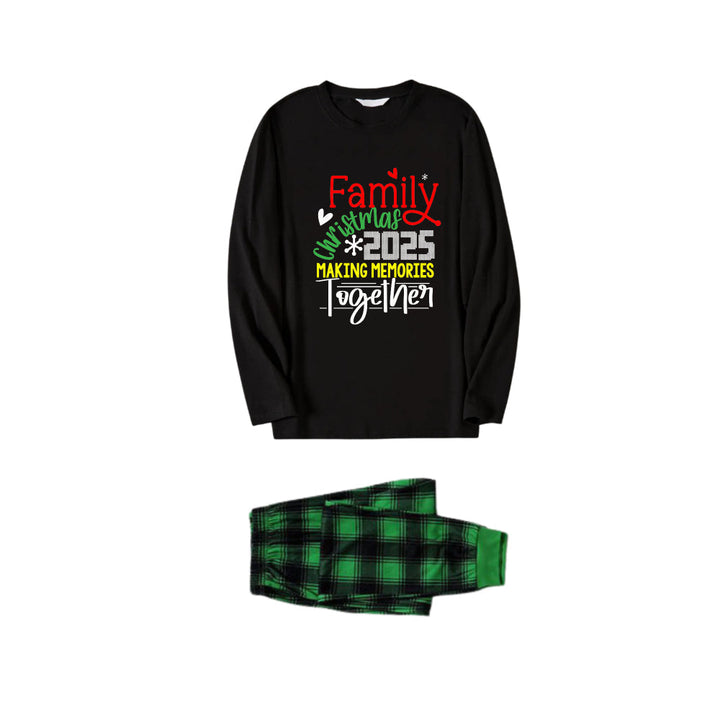 Mirla | Jul Familje Matchande Pyjamas - Svart Överdel och Gröna Rutiga Byxor Pjs-Set med Familj Jul 2025 Minnen Tillsammans Skapa Slogan-Tryck-Eva Jonsson