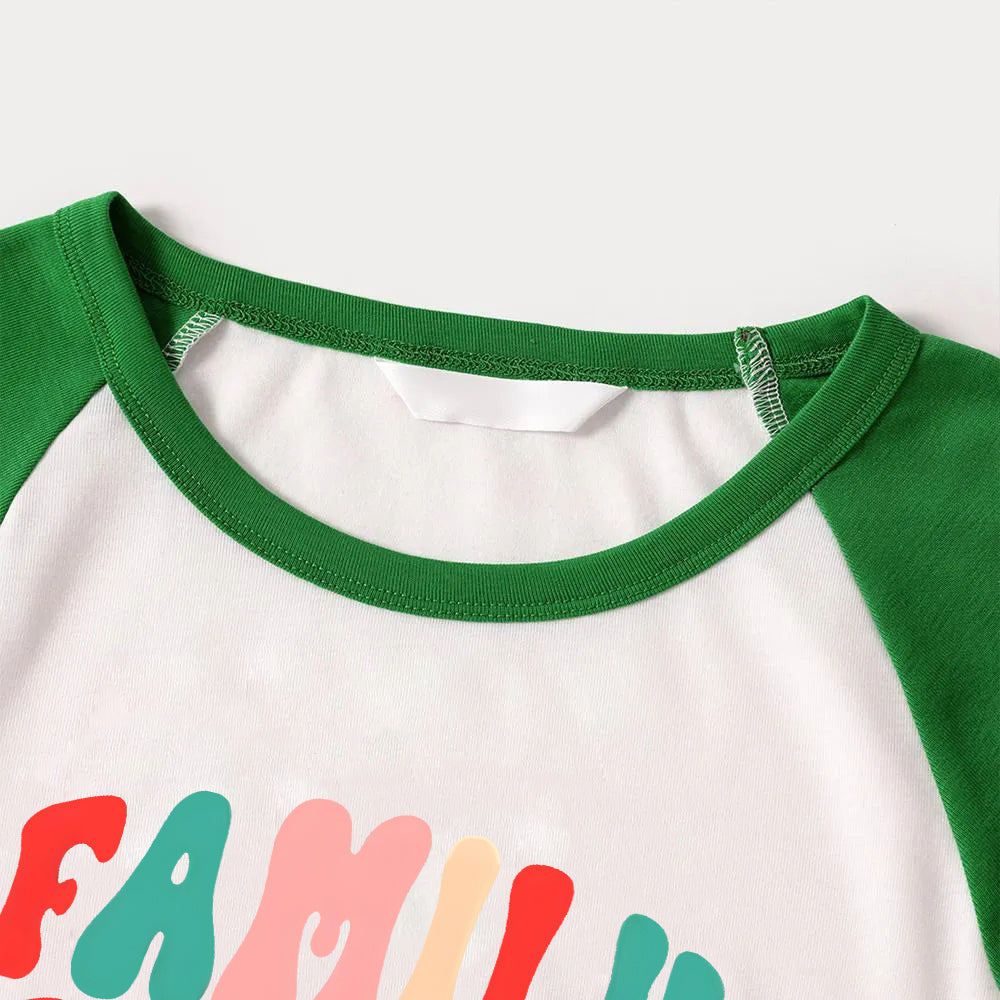 Mirla | Jul ‘Familjejul 2024’ Bokstäver Tryck Mönstrade Avslappnade Långärmade Sweatshirts Gröna Kontrast Toppar och Svarta och Gröna Rutiga Byxor Familje Matchande Raglan Långärmade Pyjamas Set med Hund Bandana-Eva Jonsson