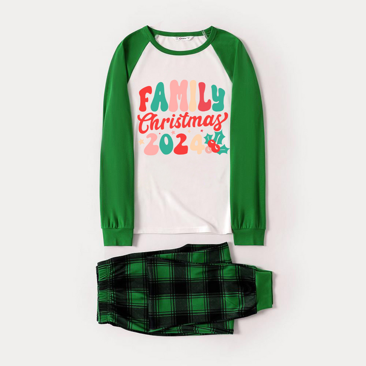 Mirla | Jul ‘Familjejul 2024’ Bokstäver Tryck Mönstrade Avslappnade Långärmade Sweatshirts Gröna Kontrast Toppar och Svarta och Gröna Rutiga Byxor Familje Matchande Raglan Långärmade Pyjamas Set med Hund Bandana-Eva Jonsson