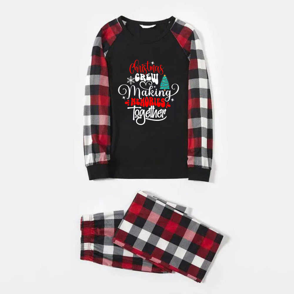 Mirla | Jul Familjepassande Pyjamas - Röd och Grå Rutiga Pjs-Set med Christmas Crew Making Memories Together Konstnärlig Texttryck-Eva Jonsson