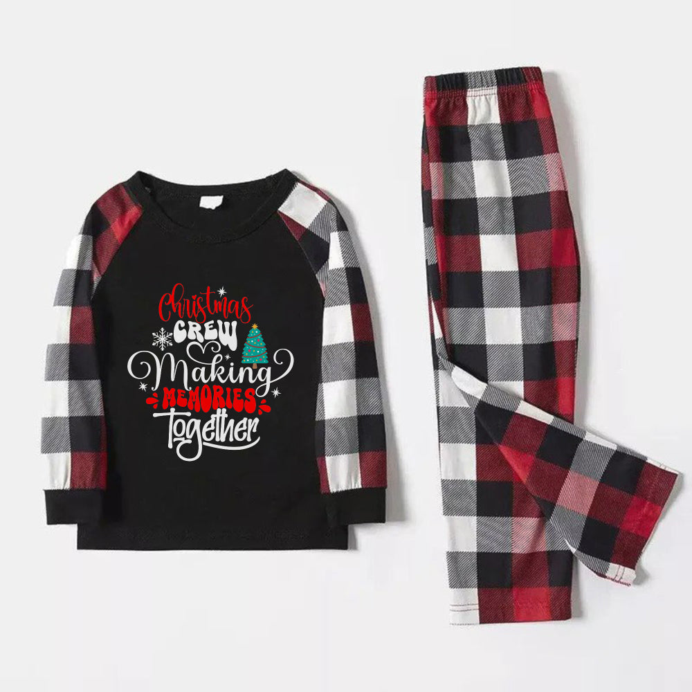 Mirla | Jul Familjepassande Pyjamas - Röd och Grå Rutiga Pjs-Set med Christmas Crew Making Memories Together Konstnärlig Texttryck-Eva Jonsson