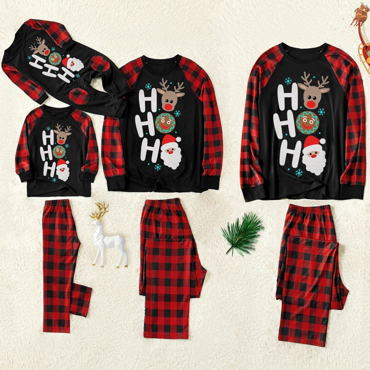 Mirla | Jul “Ho Ho Ho” Bokstäver Tryck Jultomte & Pepparkaka & Älg Mönster Kontrast Svart Topp och Svart & Röd Rutiga Byxor Familj Matchande Pyjamas Set med Hund Bandana-Eva Jonsson