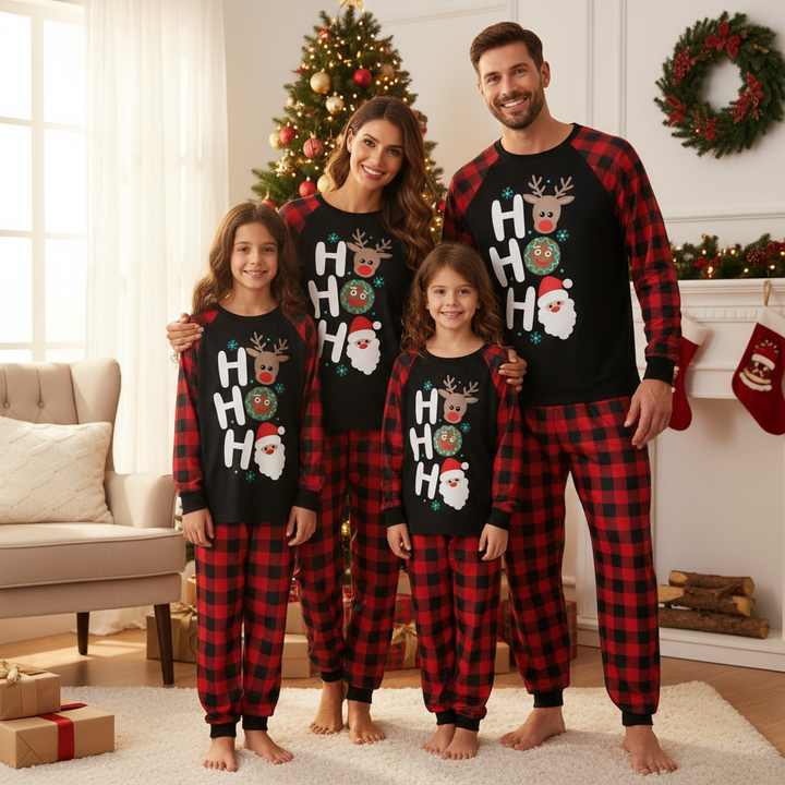 Mirla | Jul “Ho Ho Ho” Bokstäver Tryck Jultomte & Pepparkaka & Älg Mönster Kontrast Svart Topp och Svart & Röd Rutiga Byxor Familj Matchande Pyjamas Set med Hund Bandana-Eva Jonsson