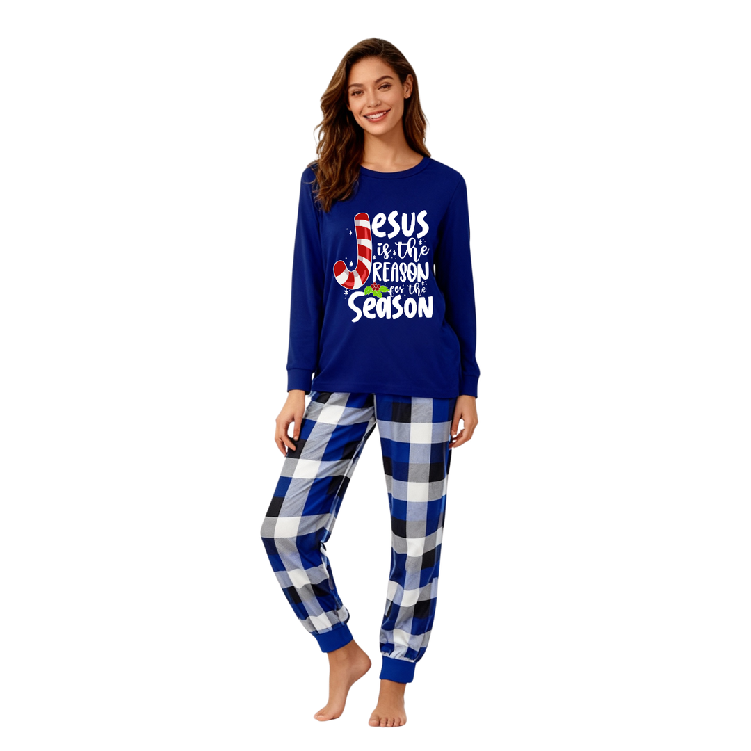 Mirla | Jul Jesus Vita Bokstäver Tryck Kontrast Blå Långärmad-Shirt med Blå och Vita Morots Byxor Familj Matchande Pyjamas-Eva Jonsson
