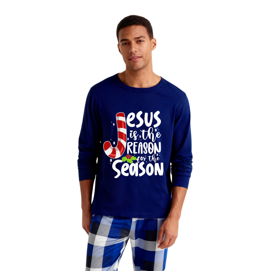 Mirla | Jul Jesus Vita Bokstäver Tryck Kontrast Blå Långärmad-Shirt med Blå och Vita Morots Byxor Familj Matchande Pyjamas-Eva Jonsson