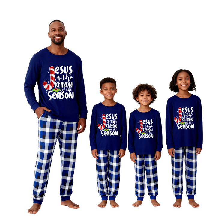 Mirla | Jul Jesus Vita Bokstäver Tryck Kontrast Blå Långärmad-Shirt med Blå och Vita Morots Byxor Familj Matchande Pyjamas-Eva Jonsson
