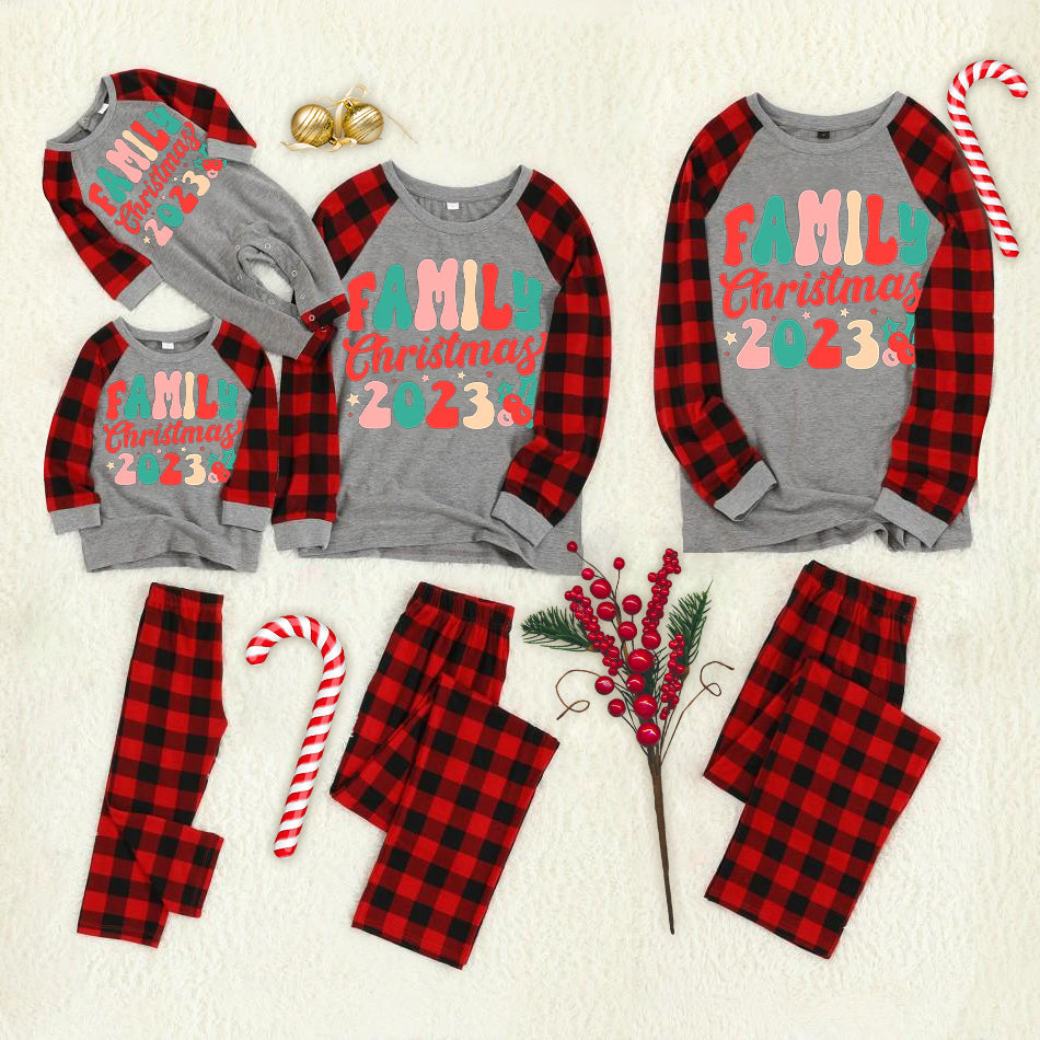 Mirla | Jul-Kartong-Kattmönster Meowy Christmas Bokstavstryck Kontrastöverdel och Rutiga Byxor Familj-Matchande Pyjamas-Set med Hundbandana-Eva Jonsson