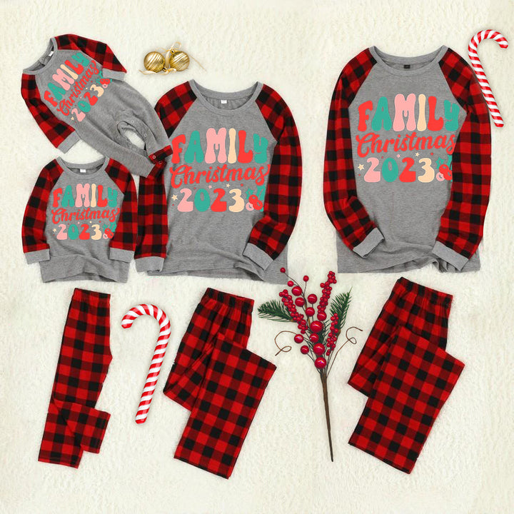 Mirla | Jul-Kartong-Kattmönster Meowy Christmas Bokstavstryck Kontrastöverdel och Rutiga Byxor Familj-Matchande Pyjamas-Set med Hundbandana-Eva Jonsson
