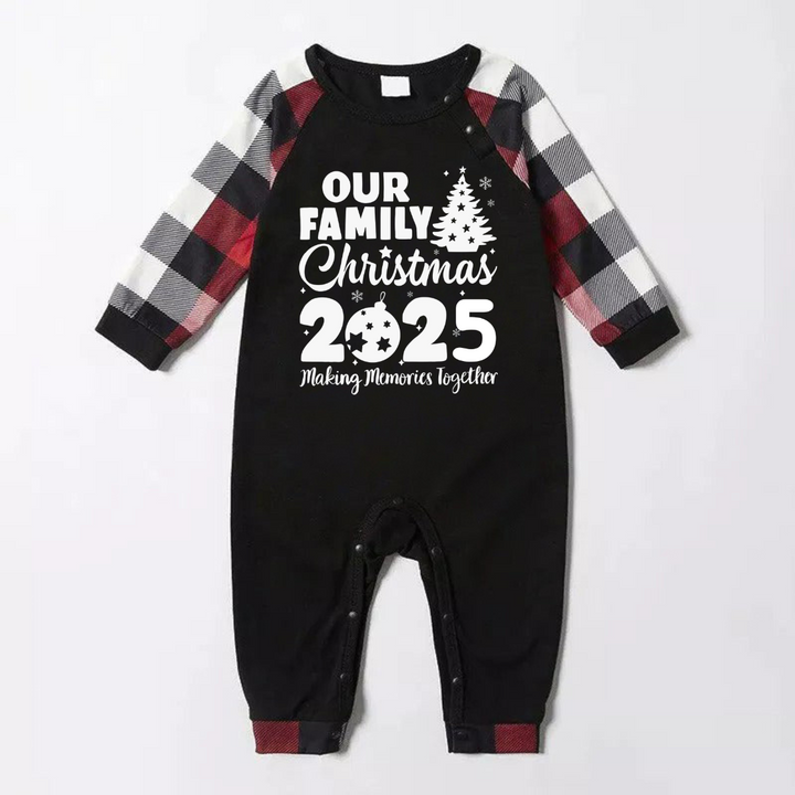 Mirla | Jul Söt Cartoon Jultomte Hatt Mönster och '2025 Familj Jul' Buchstaben Tryck Kontrast Toppar och Röd & Svart & Vit Rutiga Byxor Familj Matchande Pyjamas Set med Hund Bandana-Eva Jonsson