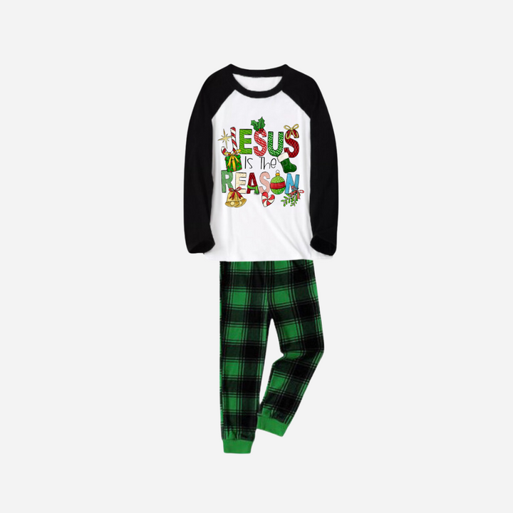 Mirla | Jul-Tecknad Familj Julpyjamas Set - Svart och Vitt Överdel med Gröna Rutig Byxor och Design “Jesus Är Anledningen”-Eva Jonsson