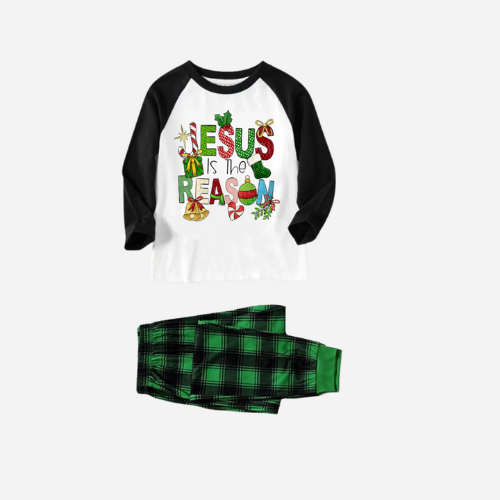 Mirla | Jul-Tecknad Familj Julpyjamas Set - Svart och Vitt Överdel med Gröna Rutig Byxor och Design “Jesus Är Anledningen”-Eva Jonsson