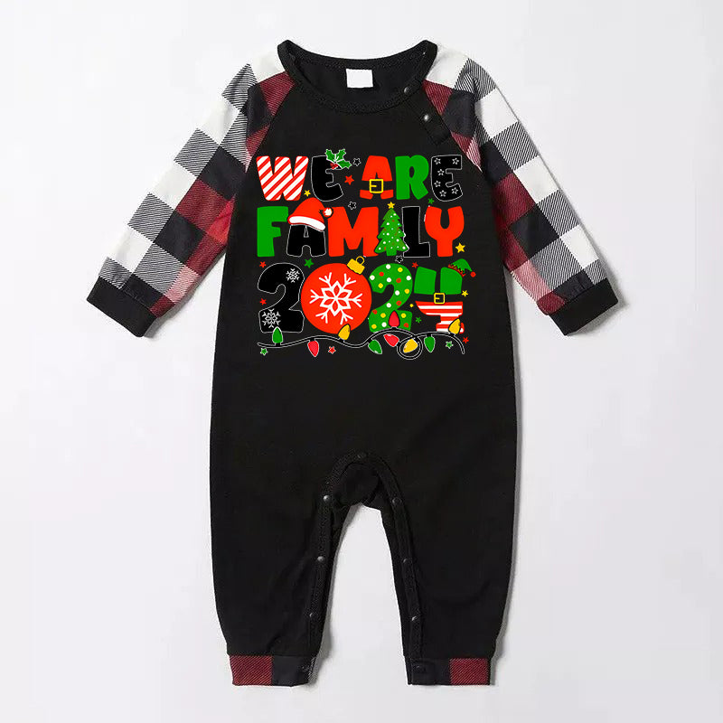Mirla | Jul Vi Är Familj Färgglada Multi-Element Bokstäver Tryck Röd & Svart & Grå & Vit Rutig Familj Pyjamas-Eva Jonsson