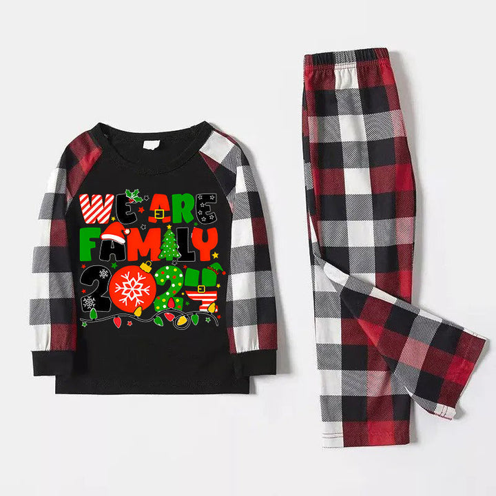 Mirla | Jul Vi Är Familj Färgglada Multi-Element Bokstäver Tryck Röd & Svart & Grå & Vit Rutig Familj Pyjamas-Eva Jonsson