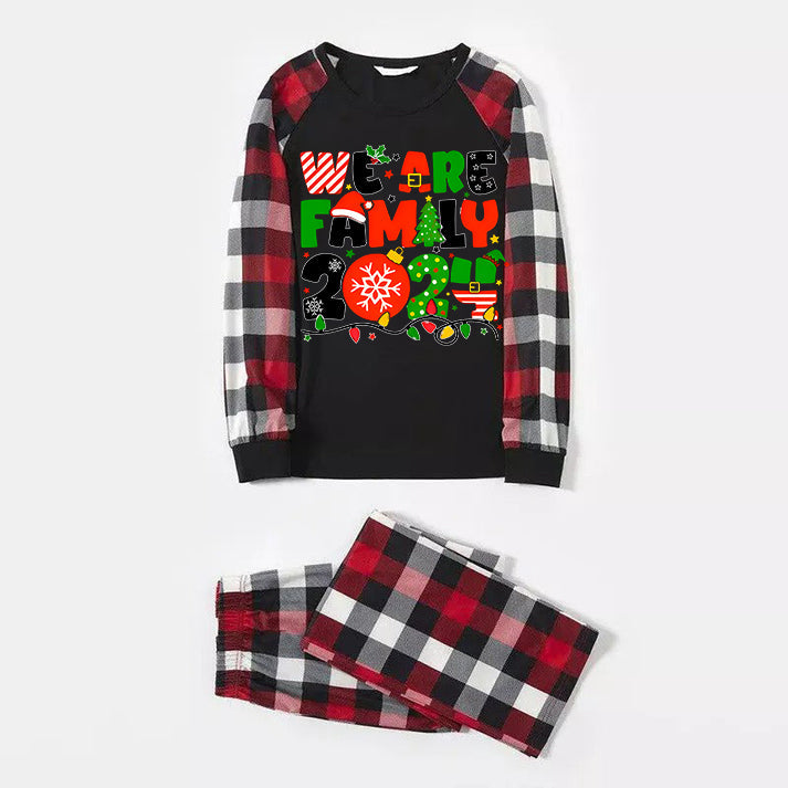 Mirla | Jul Vi Är Familj Färgglada Multi-Element Bokstäver Tryck Röd & Svart & Grå & Vit Rutig Familj Pyjamas-Eva Jonsson