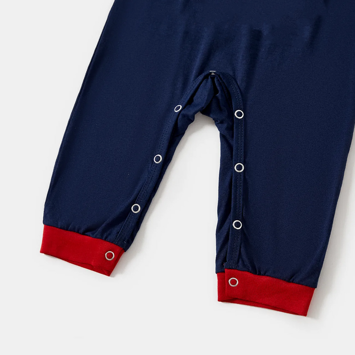 Mirla | Jul Vi Är Familj Texttryck Blå Långärmad Överdel med Röd och Blå Rutmönstrad Familj Matchande Pyjamas-Eva Jonsson