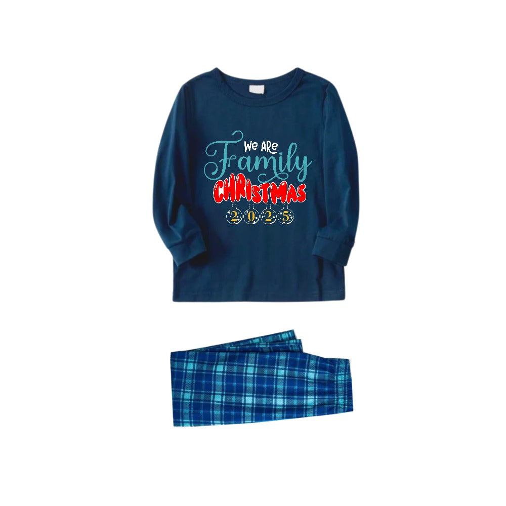 Mirla | Julfamilj Matchande Pyjamas - Marinblå & Himmelsblå Rutiga Pjs Set med Vi Är Familj Jul Slogan Tryck-Eva Jonsson