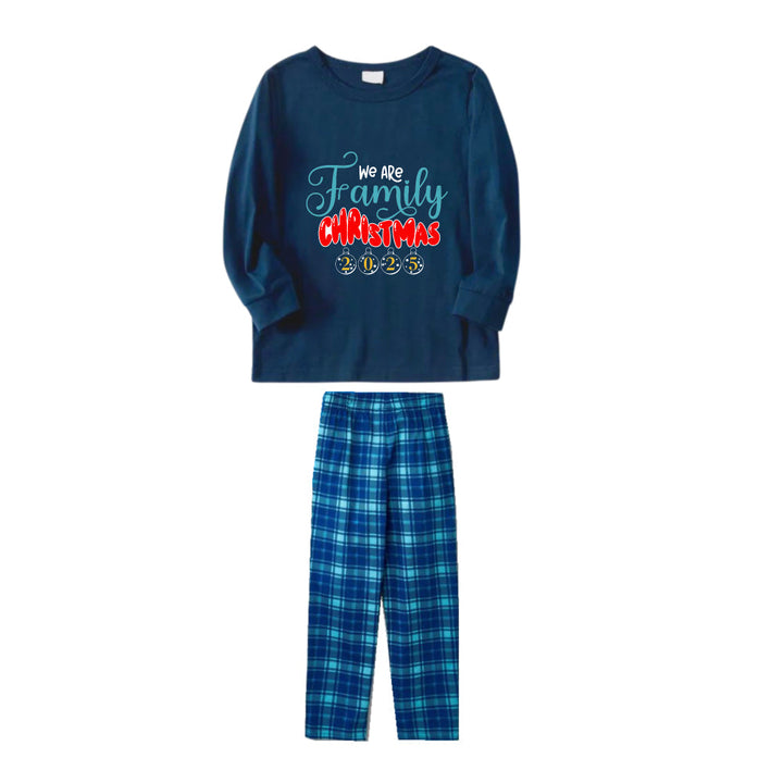 Mirla | Julfamilj Matchande Pyjamas - Marinblå & Himmelsblå Rutiga Pjs Set med Vi Är Familj Jul Slogan Tryck-Eva Jonsson