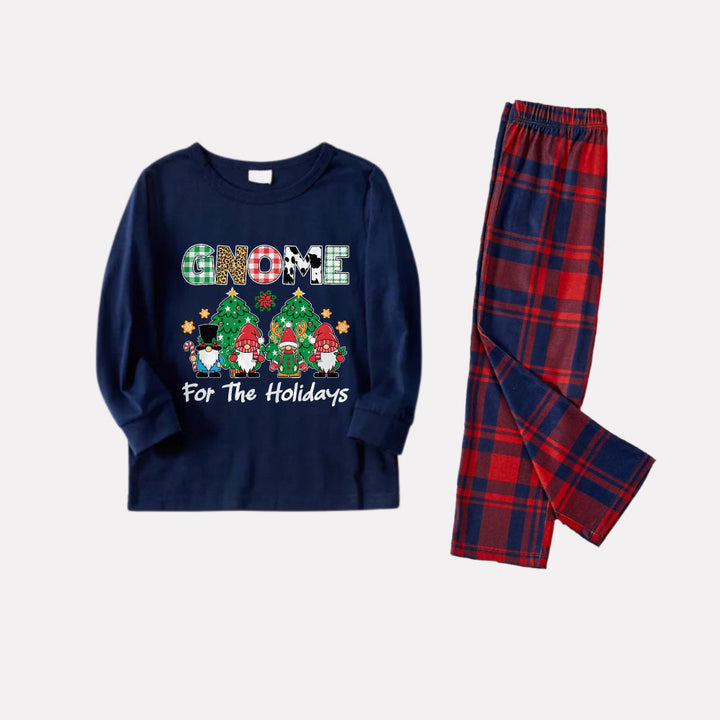 Mirla | Julfamilj Matchande Pyjamas - Marinblå & Röd-Rutig Pj-Set med Gnome For The Holidays Slogan-Tryck-Eva Jonsson