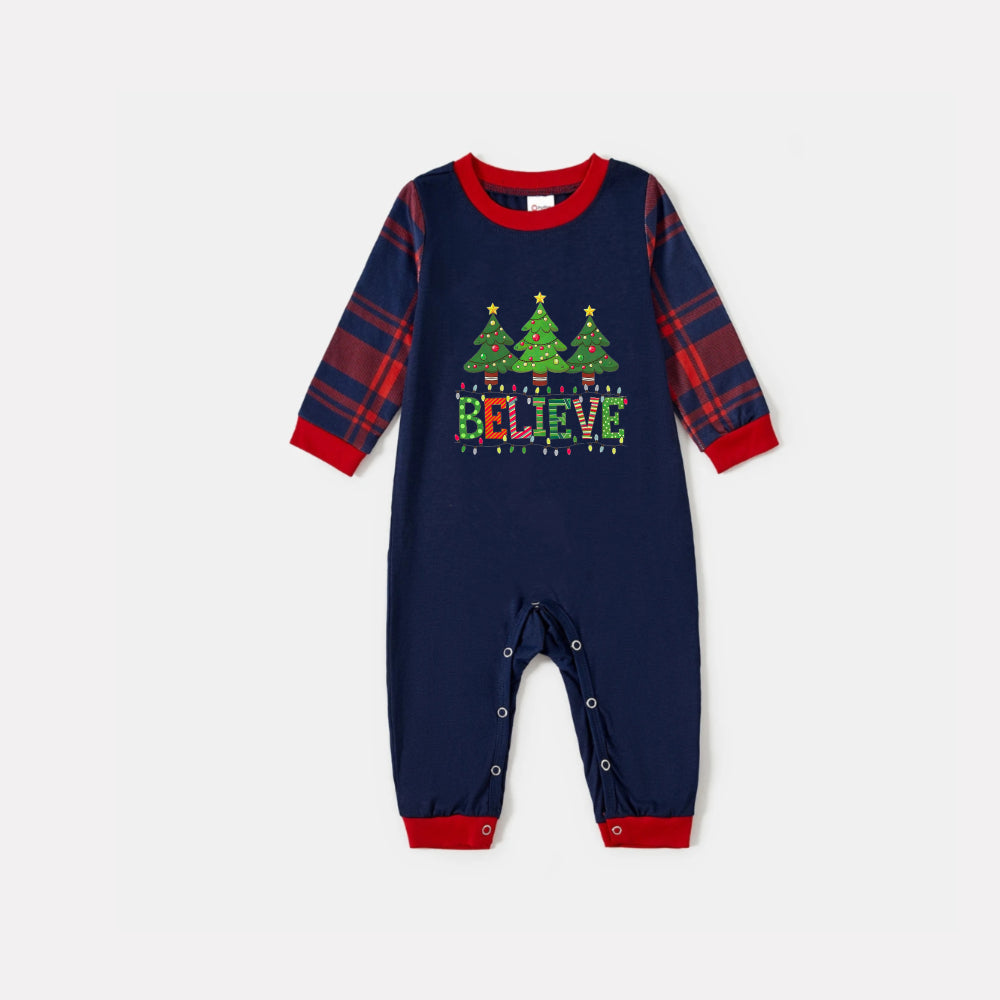 Mirla | Julfamilj Matchande Pyjamas - Mörkblå & Röd Rutigt Pj-Set med Julgran och Trostexttryck-Eva Jonsson