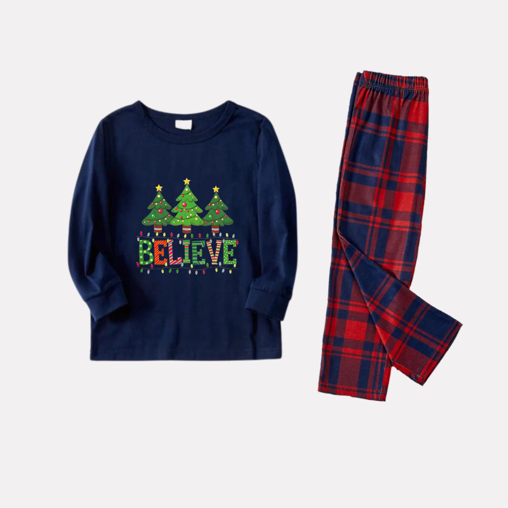 Mirla | Julfamilj Matchande Pyjamas - Mörkblå & Röd Rutigt Pj-Set med Julgran och Trostexttryck-Eva Jonsson