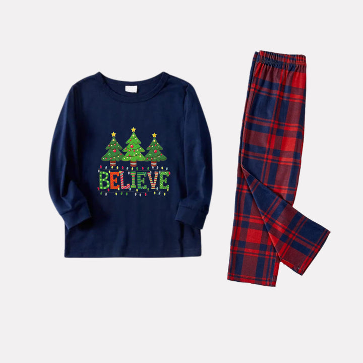 Mirla | Julfamilj Matchande Pyjamas - Mörkblå & Röd Rutigt Pj-Set med Julgran och Trostexttryck-Eva Jonsson