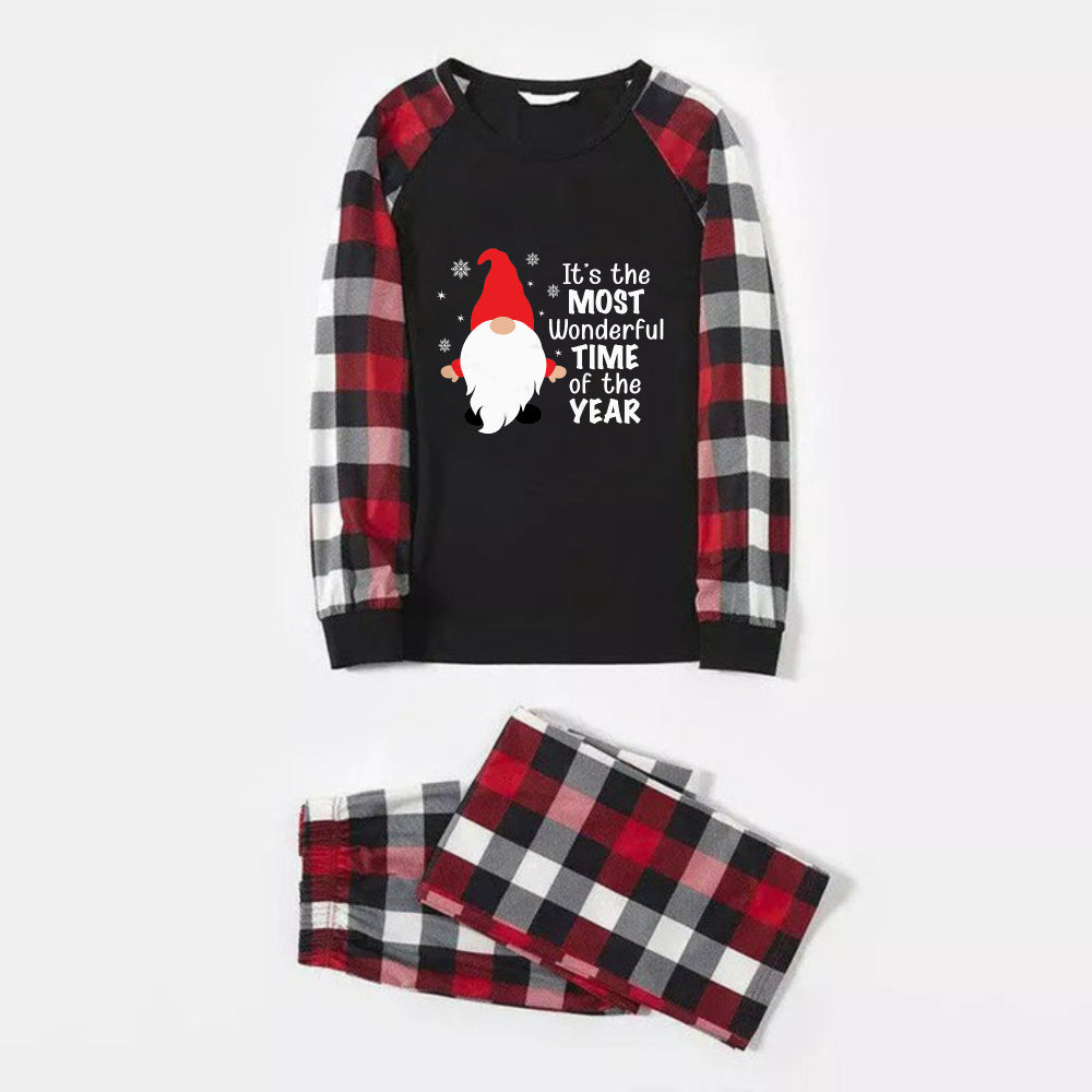 Mirla | Julfamilj-Matchande-Pyjamas - Röd och Grå Rutigt Pyjamassats med Det Är Den Vackraste Tiden På Året och Tomteprint-Eva Jonsson