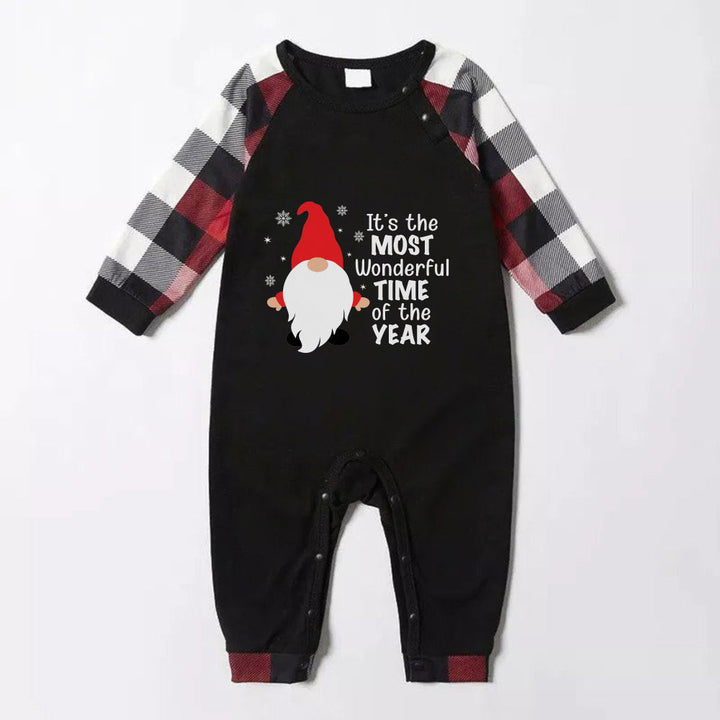Mirla | Julfamilj-Matchande-Pyjamas - Röd och Grå Rutigt Pyjamassats med Det Är Den Vackraste Tiden På Året och Tomteprint-Eva Jonsson