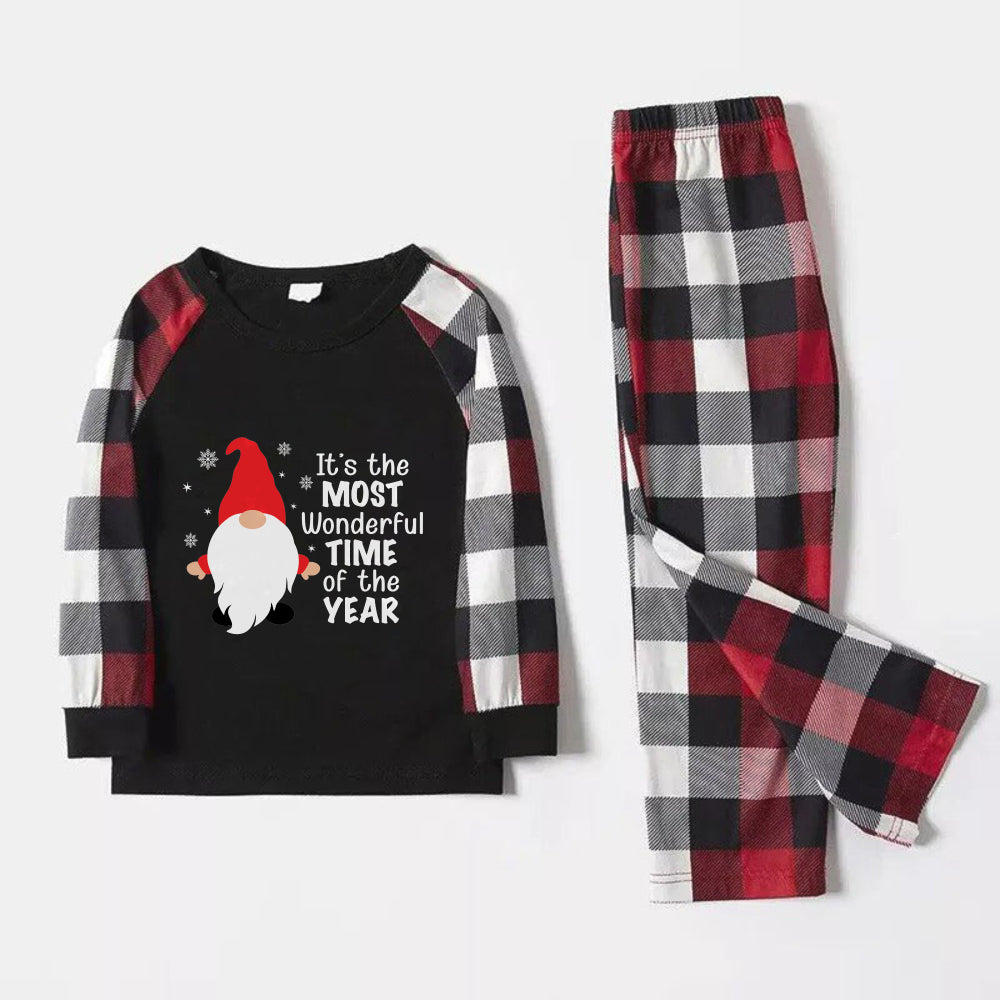 Mirla | Julfamilj-Matchande-Pyjamas - Röd och Grå Rutigt Pyjamassats med Det Är Den Vackraste Tiden På Året och Tomteprint-Eva Jonsson