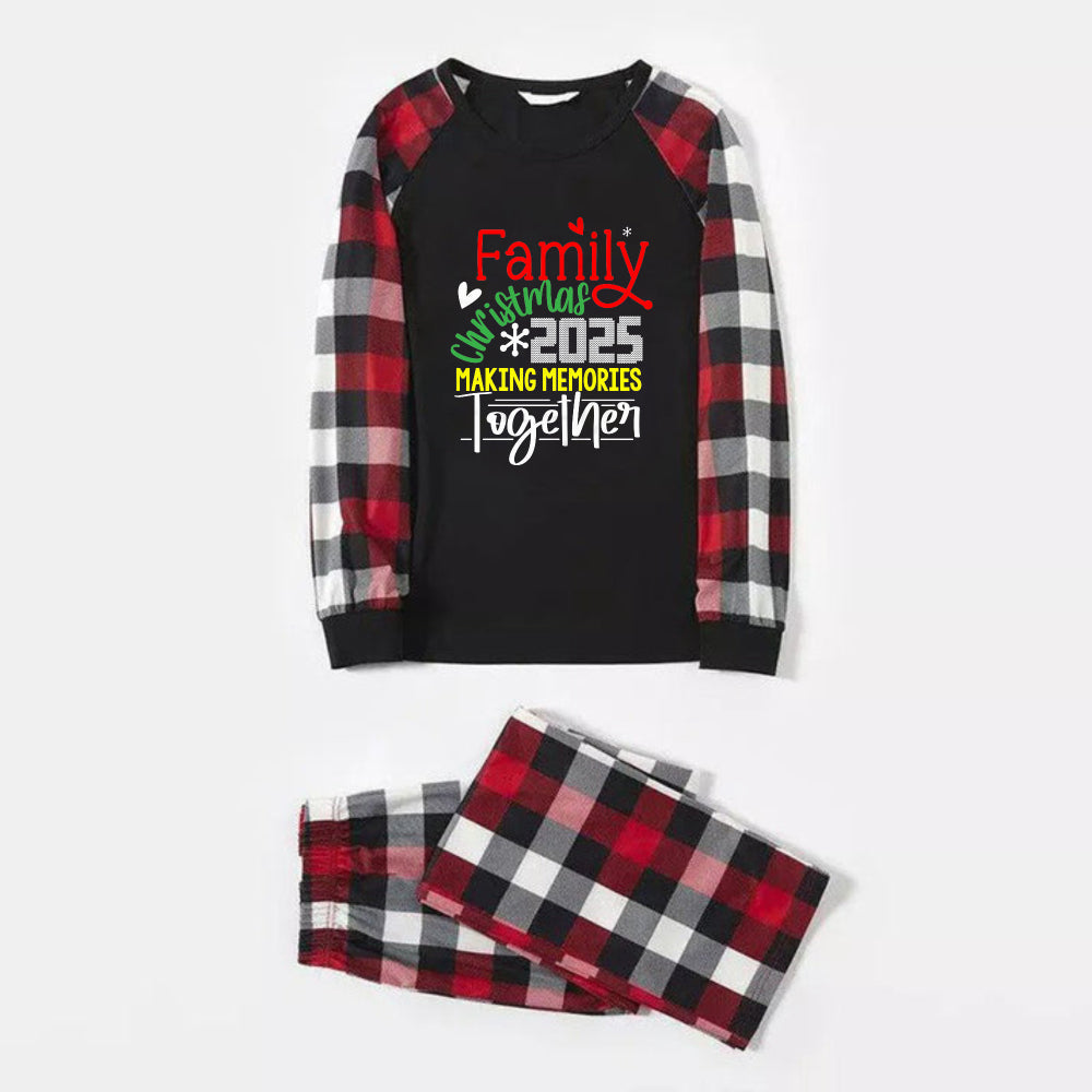 Mirla | Julfamilj-Matchande Pyjamas - Röda och Grå Rutiga Pj:Er med Familjejul 2025 Skapa Minnen Tillsammans Färgglad Slogantryck-Eva Jonsson