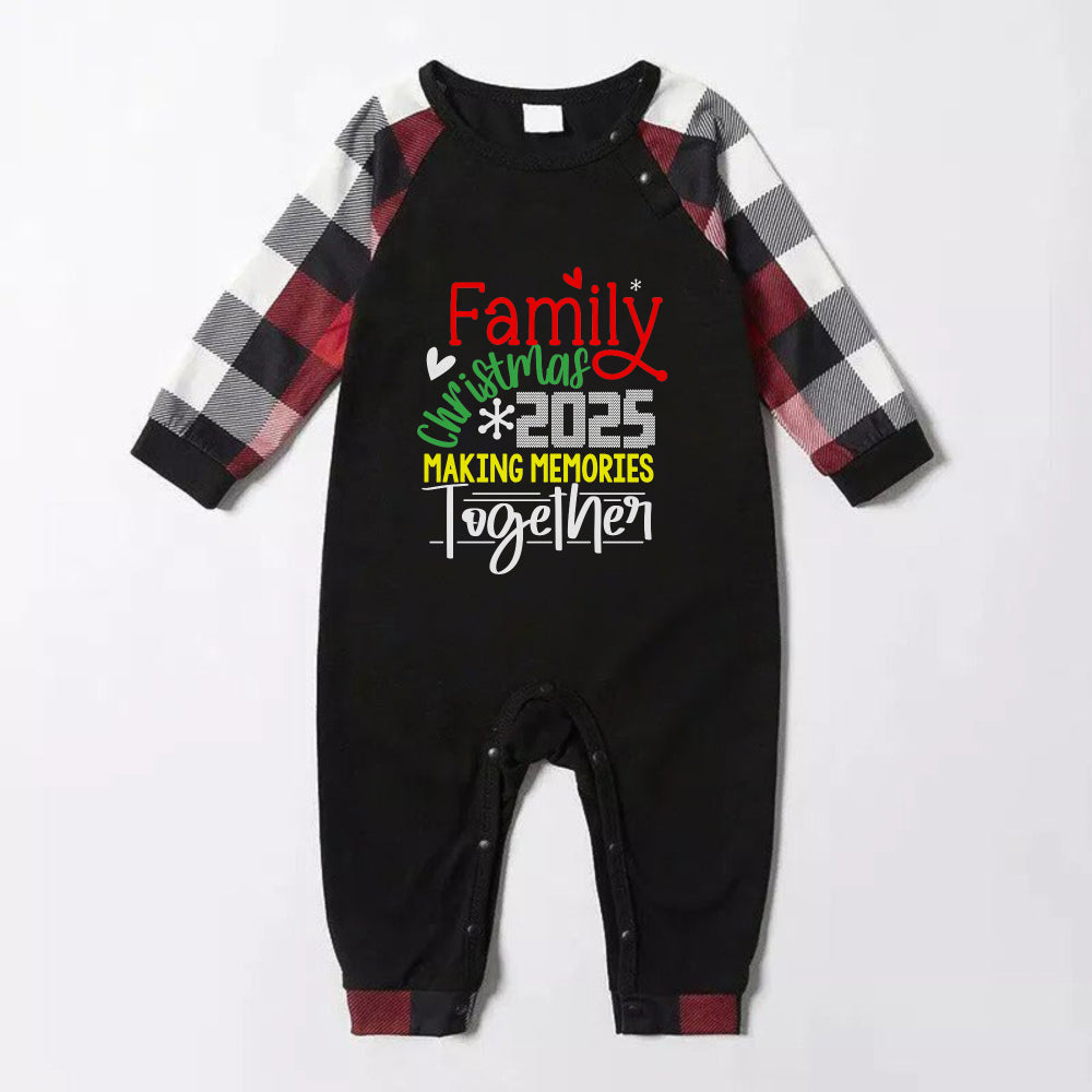 Mirla | Julfamilj-Matchande Pyjamas - Röda och Grå Rutiga Pj:Er med Familjejul 2025 Skapa Minnen Tillsammans Färgglad Slogantryck-Eva Jonsson