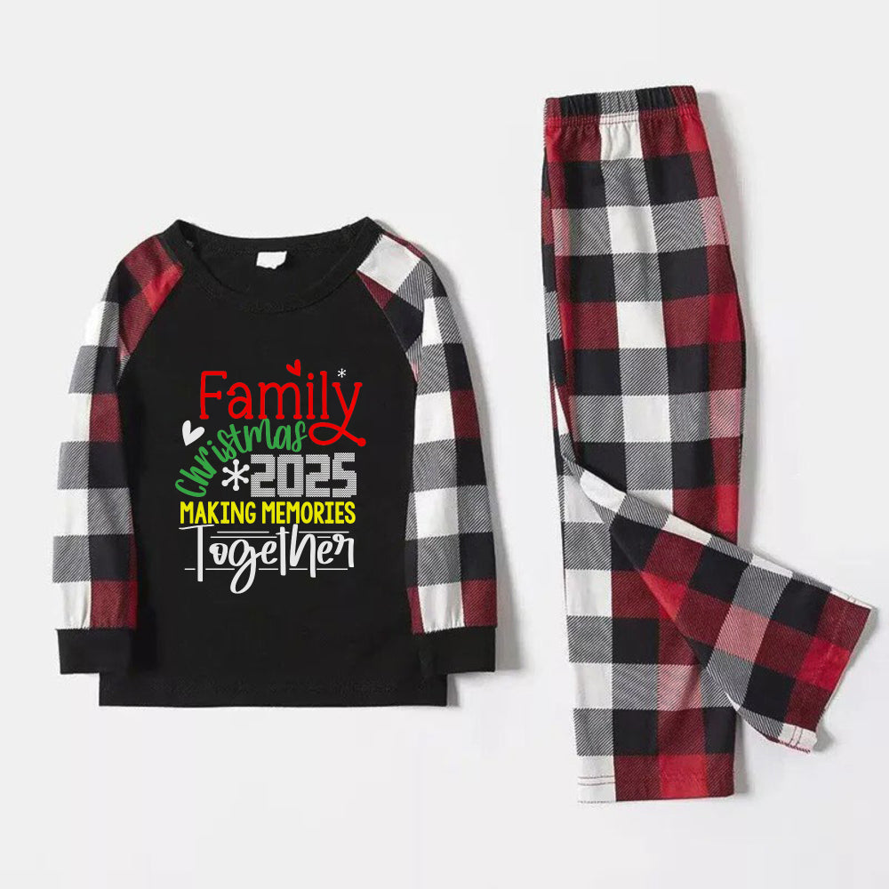 Mirla | Julfamilj-Matchande Pyjamas - Röda och Grå Rutiga Pj:Er med Familjejul 2025 Skapa Minnen Tillsammans Färgglad Slogantryck-Eva Jonsson
