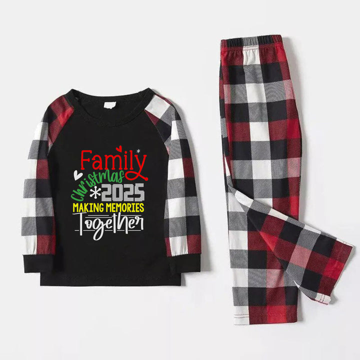 Mirla | Julfamilj-Matchande Pyjamas - Röda och Grå Rutiga Pj:Er med Familjejul 2025 Skapa Minnen Tillsammans Färgglad Slogantryck-Eva Jonsson